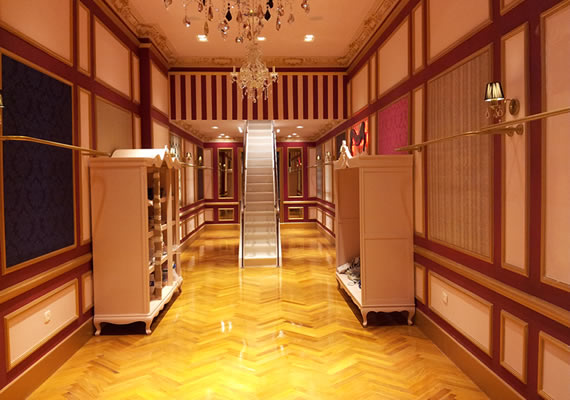 Fornecimento e instalação do piso, com aplicação de verniz Bona Traffic - Loja Cafofo Chic - Shopping Iguatemi JK.